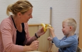 Medewerker en cliënt met banaan