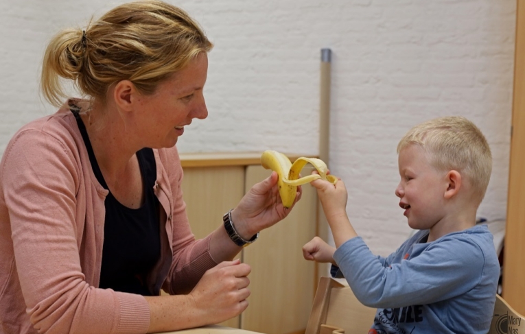 Medewerker en cliënt met banaan